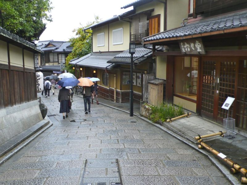 Sannenzaka and Ninenzaka shopping streets kyoto oldest souvenir