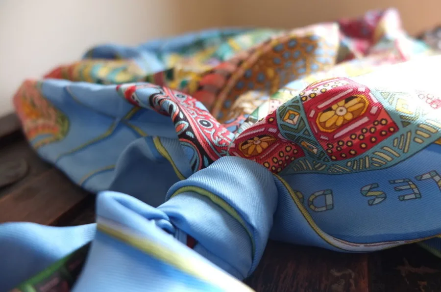 how to tie a hermes scarf into bag