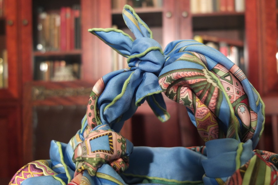 how to tie a hermes scarf into bag