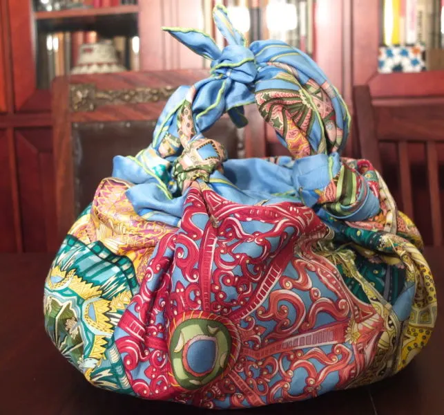 how to tie a hermes scarf into bag