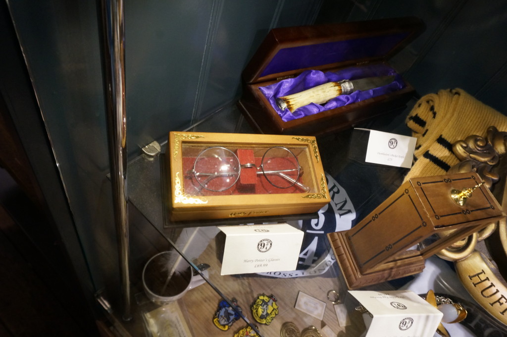 Harry Potter props Harry Potter gift shop platform 9 3/4 Kings Cross london souvenir