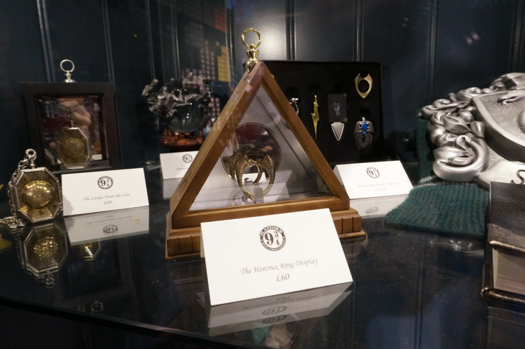 Horcrux ring Harry Potter gift shop platform 9 3/4 Kings Cross london souvenir