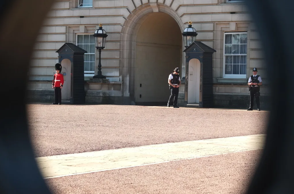 Buckingham palace guards bearskin hat london
