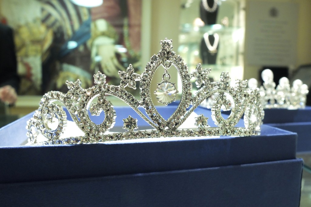 buckingham palace tiara gift shop replica queens gallery