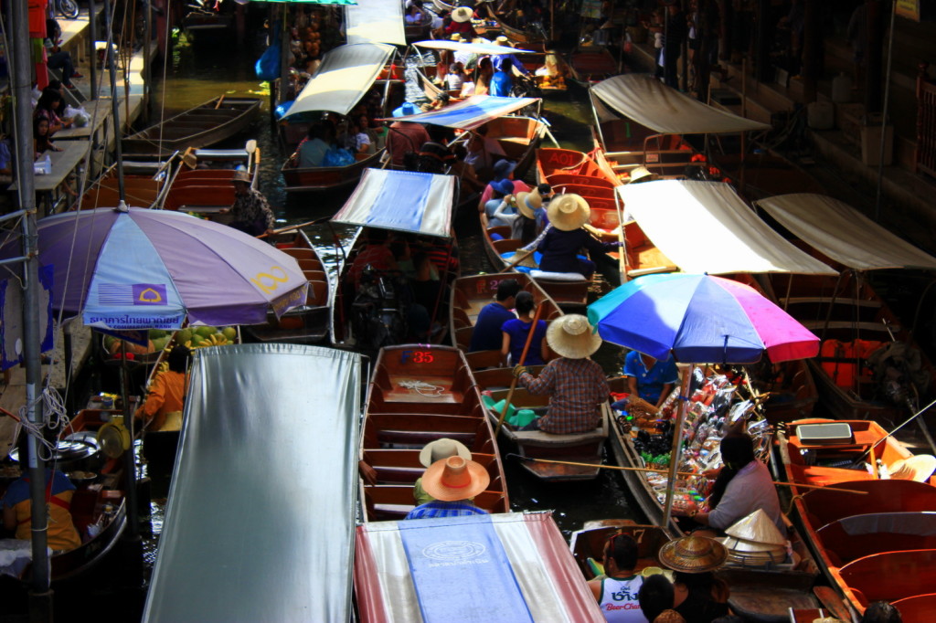 Busy market in the morning (1)