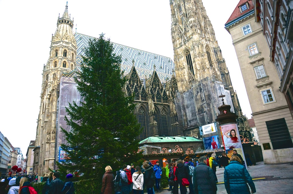 stephanplatz christmas market tree church overview
