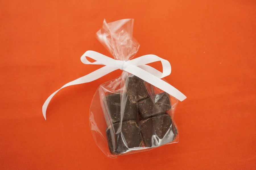 frugal gift ideas bag souvenir chocolate