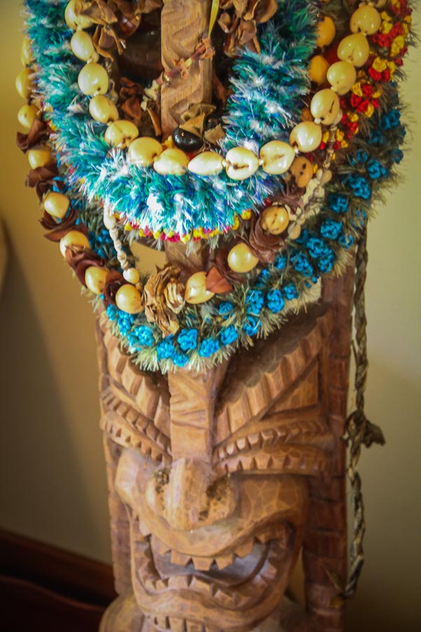 Hawaiian Style: Decorating with Souvenirs at Noel Morata’s Island Home