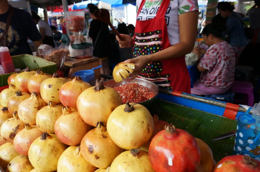 bangkok street vendor Freshly-made pomegranate juice thailand