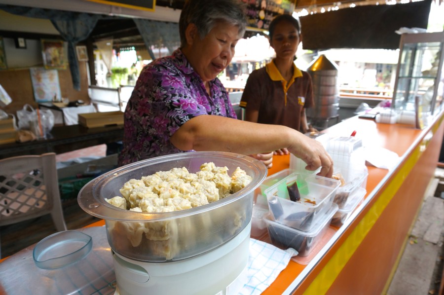 thai streetfood vendor dumplings