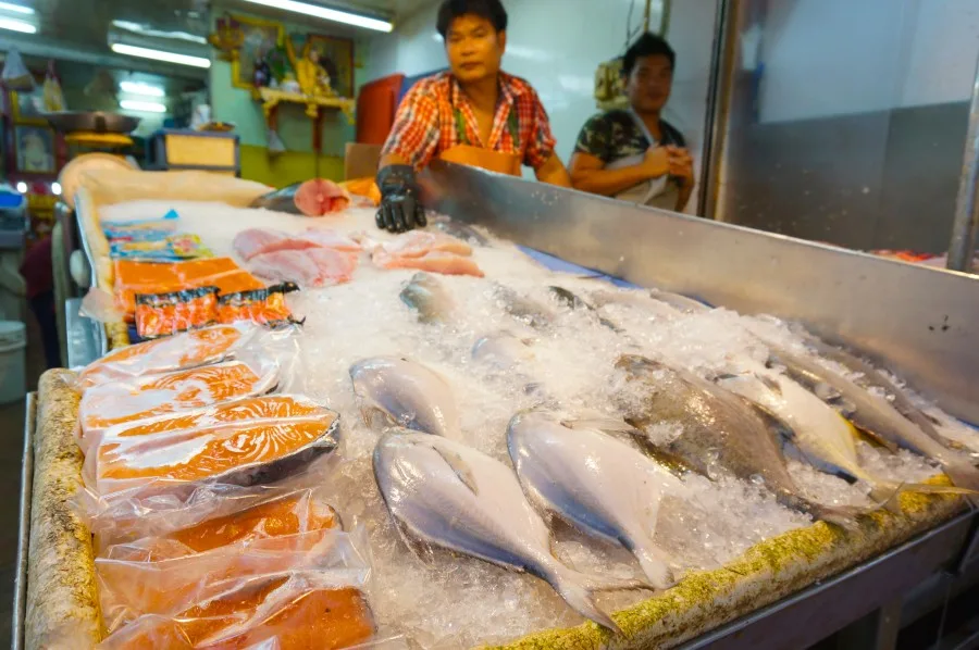 Bangkok Chinatown Trok Issaranuphap fish vendor