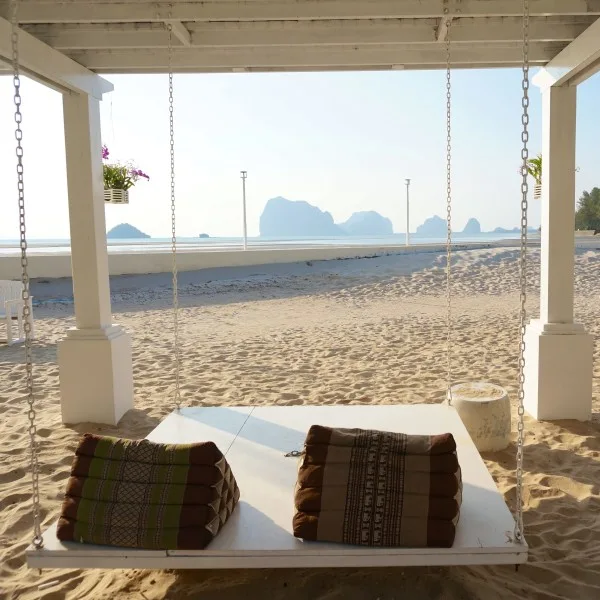 trang thailand romantic beach bed